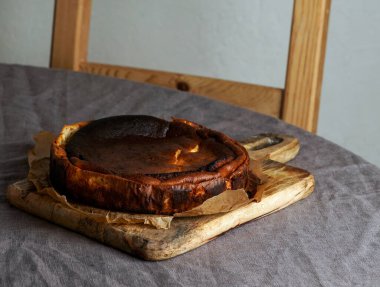 San Sebastian Bask peynirli kek, nefis ev yapımı hamur işi.