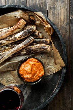 Çikolatalı tekeno, tipik Venezuela yemeği - kadın aşçı tequeos veya peynir parmaklı tipik Venezuela yemeği