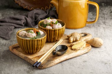 bakso ya da baso, Endonezya 'da et ve tavuktan yapılmış bir köfte çorbası.