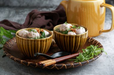 bakso ya da baso, Endonezya 'da et ve tavuktan yapılmış bir köfte çorbası.