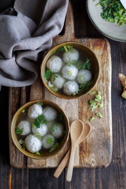 bakso ya da baso, Endonezya 'da et ve tavuktan yapılmış bir köfte çorbası.