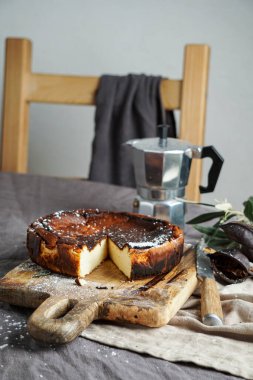 San Sebastian Bask peynirli kek, nefis ev yapımı hamur işi.