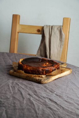 San Sebastian Bask peynirli kek, nefis ev yapımı hamur işi.