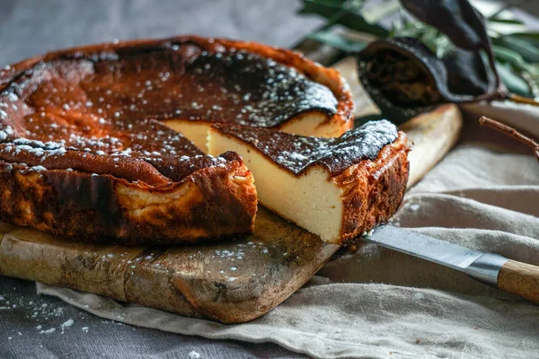 San Sebastian Bask peynirli kek, nefis ev yapımı hamur işi.