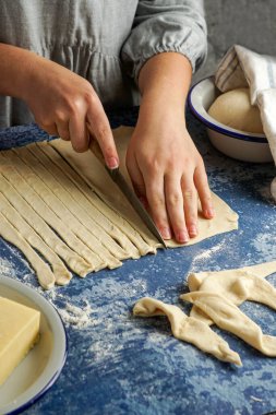 Venezuela yemeklerinin tipik tekenosu, kadın aşçı tekeno veya peynir parmakları yapıyor tipik Venezuela yemeği.