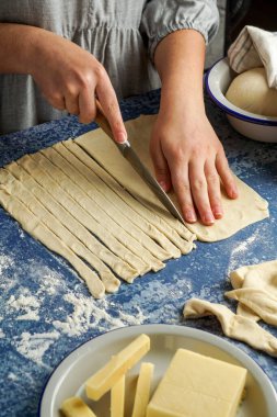 Venezuela yemeklerinin tipik tekenosu, kadın aşçı tekeno veya peynir parmakları yapıyor tipik Venezuela yemeği.