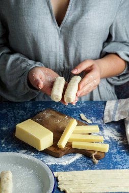 Venezuela yemeklerinin tipik tekenosu, kadın aşçı tekunez ya da peynir parmaklı tipik Venezuela yemeği.