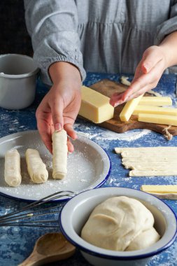 Venezuela yemeklerinin tipik tekenosu, kadın aşçı tekunez ya da peynir parmaklı tipik Venezuela yemeği.