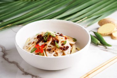 Beyaz taş arka planda baharatlı nilüfer kökü salatası, Asya yemekleri.