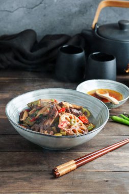 Nilüfer kökü veya Rhizome mantar, baharat, acı biber, soya sosu ve yeşil soğanlı kızartma.