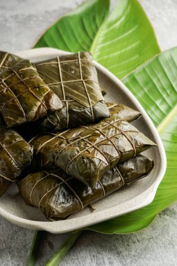 Tamales colombianos, cocina mexicana colombiana, los tamales de la costa, muz yaprağı, mısır hamuru domuz yahnisi ile doldurulmuş