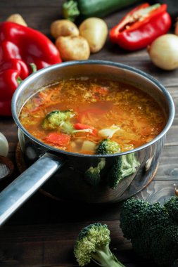 Tencerede sıcak çorba tütüyor. sığır eti ve sebzelerle. Yürekli, besleyici bir yemek. akşam yemeği