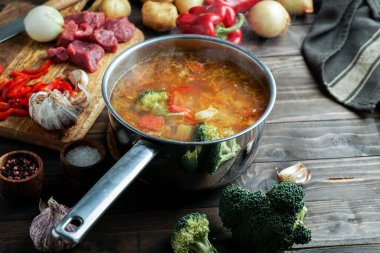 Tencerede sıcak çorba tütüyor. sığır eti ve sebzelerle. Yürekli, besleyici bir yemek. akşam yemeği