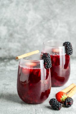 Colada Morada - geleneksel Ekvador içeceği, siyah mısır unu ve naranjilla, babaco, ananas, böğürtlen, çilek gibi meyvelerle hazırlanır.