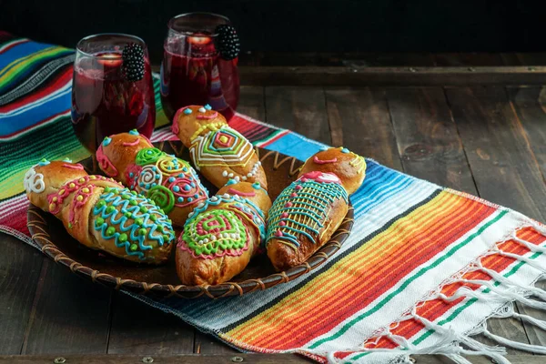 Guagua ve colada morada, guagua de pan, wawas de pan, Bolivya, Ekvador, Peru 'da ölülerin ekmeği