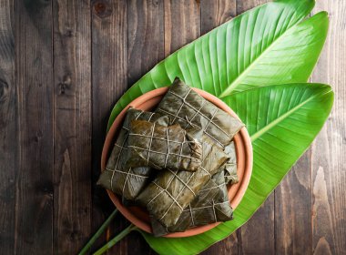 Tamales colombianos, cocina mexicana colombiana, los tamales de la costa, muz yaprağı, mısır hamuru domuz yahnisi ile doldurulmuş