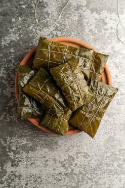 Tamales colombianos, cocina mexicana colombiana, los tamales de la costa, muz yaprağı, mısır hamuru domuz yahnisi ile doldurulmuş