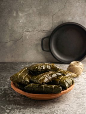 Tamales colombianos, cocina mexicana colombiana, los tamales de la costa, muz yaprağı, mısır hamuru domuz yahnisi ile doldurulmuş