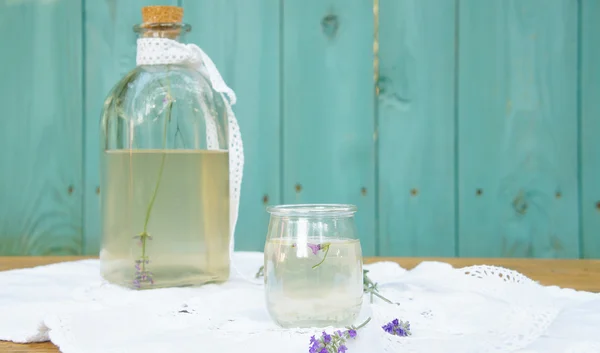 Limonada de lavanda con zumo de limón y hielo —  Fotos de Stock