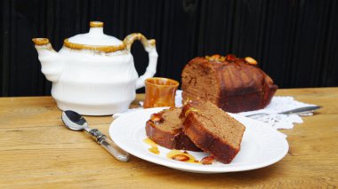 caramelised badem canded limon kabukları ve çaydanlık ile çikolatalı kek