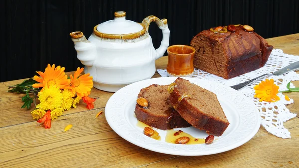 caramelised badem canded limon kabukları ve çaydanlık ile çikolatalı kek