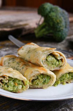 krep, brokoli ve peynir ile doldurulmuş