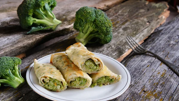 Pannenkoeken gevuld met broccoli en kaas — Stockfoto
