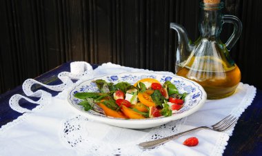 taze salata domates, incir, roka, fesleğen ve zeytinyağı ile