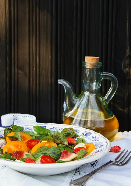 Fresh salad with tomatoes, figs, arugula, basil and olive oil — Stock Photo, Image