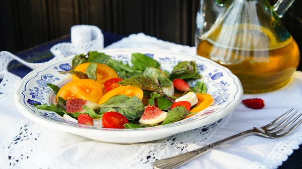 Frischer Salat mit Tomaten, Feigen, Rucola, Basilikum und Olivenöl — Stockfoto