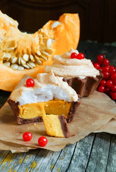 Csokoládé tartlets sütőtök tejszín és habcsók — Stock Fotó