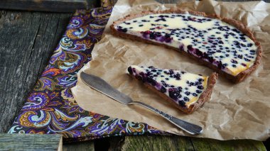 Yaban mersini ve krema ile çikolata tart