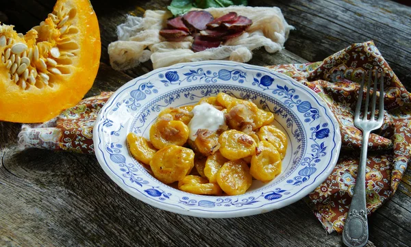 Kürbisgnocchi mit Grieben — Stockfoto