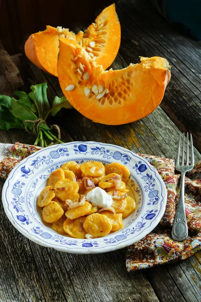 Kürbisgnocchi mit Grieben — Stockfoto