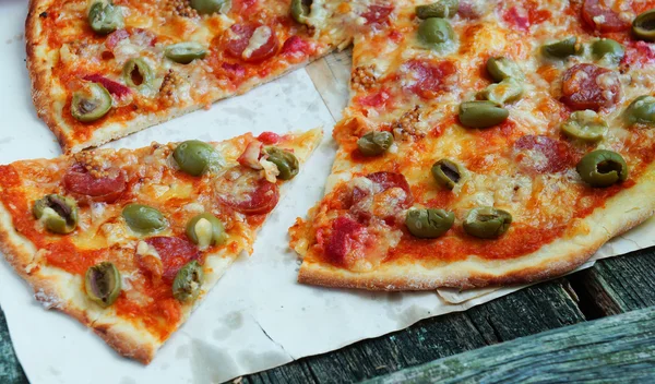 Pizza z pomidorami, oliwkami i kiełbasa fuet — Zdjęcie stockowe