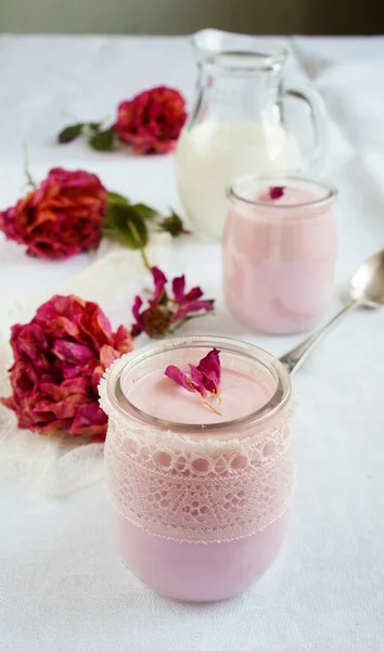 Gesundes Frühstück - Rosengeschmack hausgemachter Joghurt in einem Glas mit Spitze verziert — Stockfoto