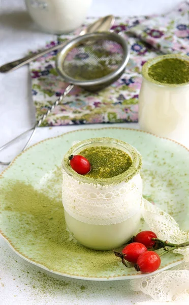 Hälsosam frukost - yoghurt hemmagjord med grönt te matcha — Stockfoto