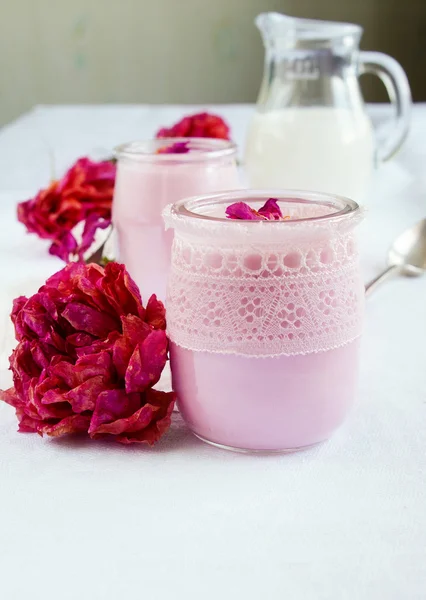 Café da manhã saudável - Iogurte caseiro de sabor rosa em um frasco de vidro decorado com renda — Fotografia de Stock