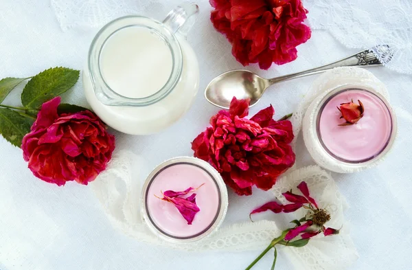 Petit déjeuner sain - Saveur de rose yaourt fait maison dans un bocal en verre décoré de dentelle — Photo