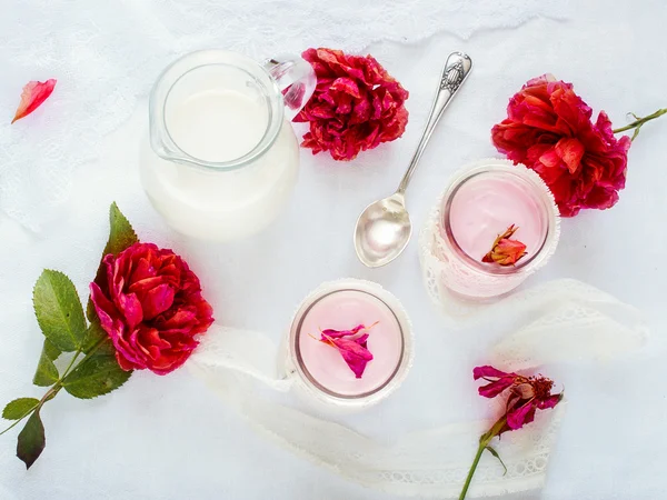 Sund morgenmad - Rose smag hjemmelavet yoghurt i en glaskrukke dekoreret med blonder - Stock-foto