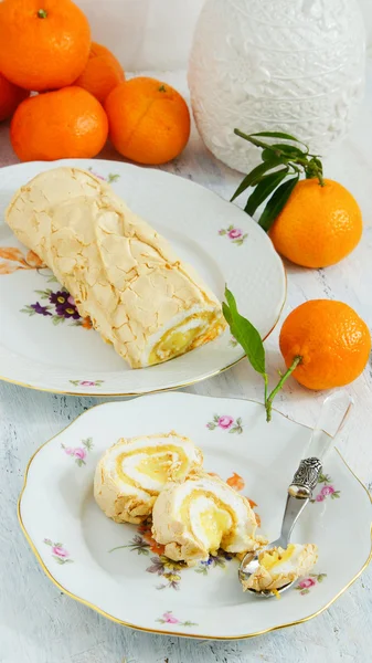 Торт с безе и лимонным творогом — стоковое фото