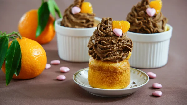 Cupcakes a csokoládé tejszín és a friss mandarin, Valentin nap — Stock Fotó
