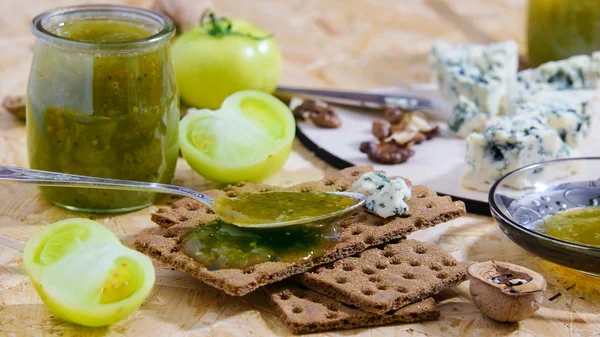 Engarrafamento de tomates verdes e queijo azul em pães crocantes — Fotografia de Stock