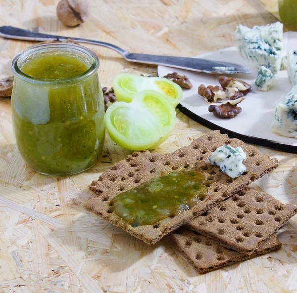 Engarrafamento de tomates verdes e queijo azul em pães crocantes — Fotografia de Stock