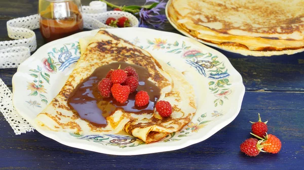 Panchakes mit Himbeeren — Stockfoto