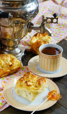 Lezzetli breakfast - Maya hamuru ekmeği ve büyük semaver