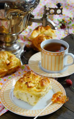 Lezzetli breakfast - Maya hamuru ekmeği ve büyük semaver