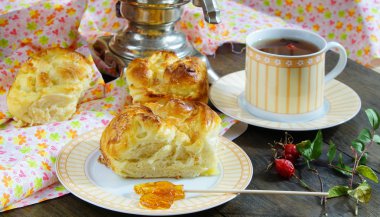 Lezzetli breakfast - Maya hamuru ekmeği ve büyük semaver