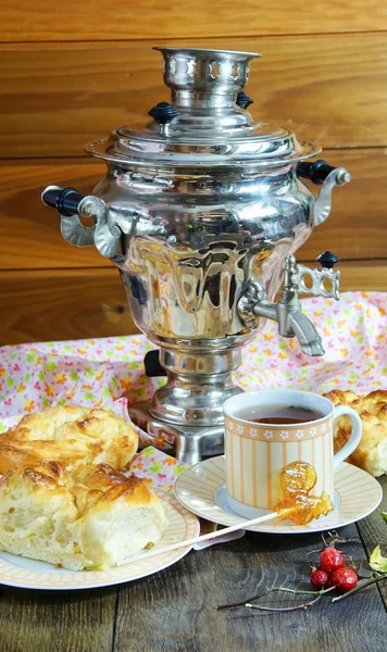 Delicious breakfast - yeast dough buns and big samovar — Stock Photo, Image