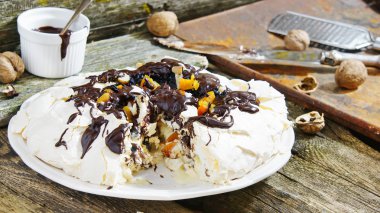 Kuru Kayısı, Kuru erik, fındık, çikolata ile Pavlova pasta